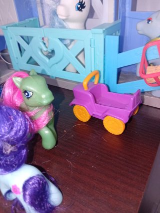 Lotto di 8 Pony con Casa-Giardino e Accessori
