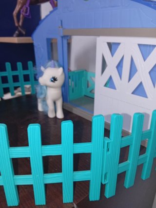 Lotto di 8 Pony con Casa-Giardino e Accessori