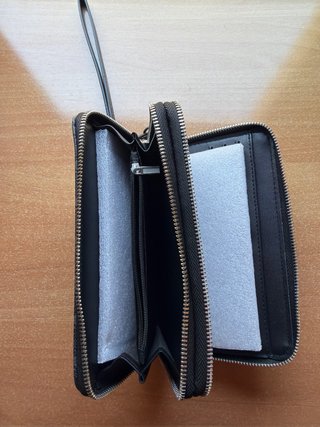 Cartera de mano estilo monograma gris negro