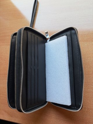 Cartera de mano estilo monograma gris negro
