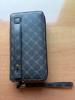 Cartera de mano estilo monograma gris negro