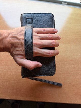 Cartera de mano estilo monograma gris negro