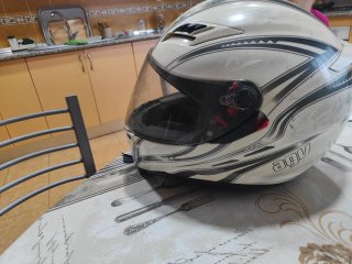 Casco AGV blanco con visera + visera solar