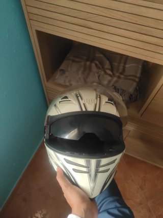 Casco AGV blanco con visera + visera solar