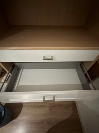 Estantería de madera con cajones