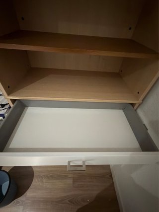 Estantería de madera con cajones