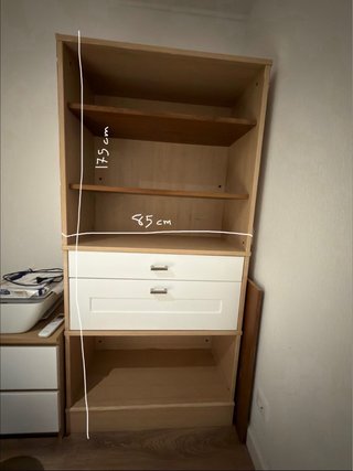 Estantería de madera con cajones