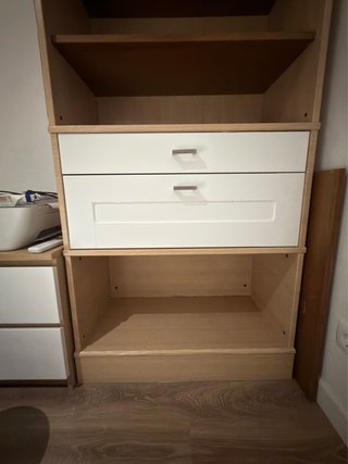 Estantería de madera con cajones
