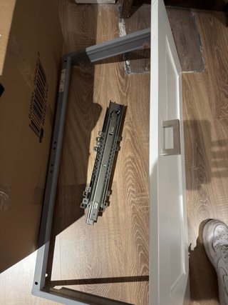 Estantería de madera con cajones