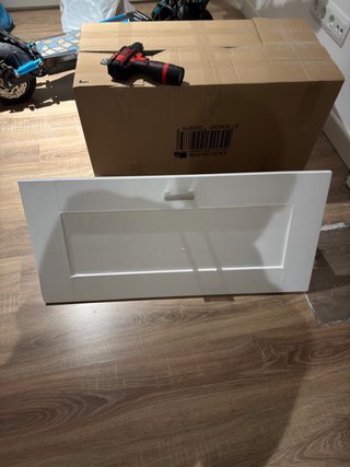 Estantería de madera con cajones