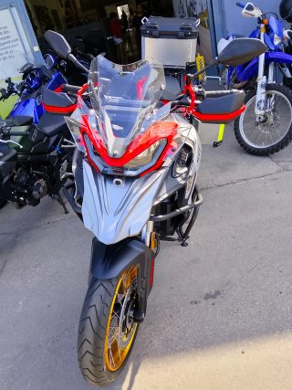 QJ SRT 900 XS con maletas y seguro sólo 8.699 eur