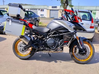 QJ SRT 900 XS con maletas y seguro sólo 8.699 eur
