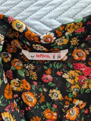 Blusa negra de flores de Lefties sin mangas