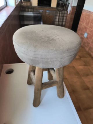 Taburete de madera con funda gris