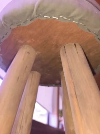 Taburete de madera con funda gris