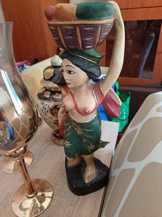 Figura de madera balinesa mujer con cesta