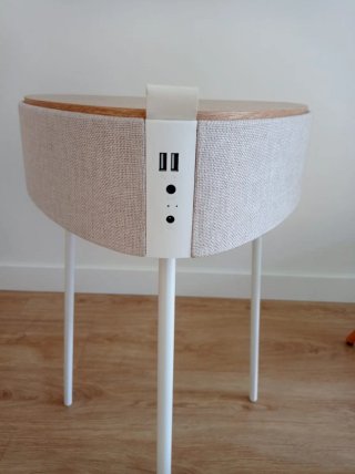 Mesa altavoz bluetooth y sillas de resina blanca