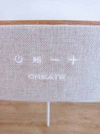 Mesa altavoz bluetooth y sillas de resina blanca