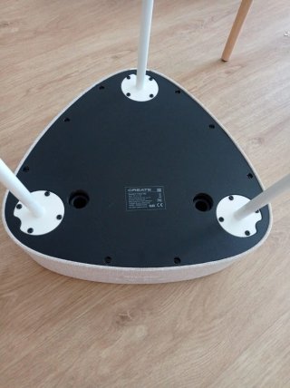Mesa altavoz bluetooth y sillas de resina blanca