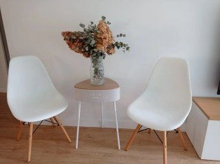 Mesa altavoz bluetooth y sillas de resina blanca