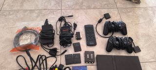 PlayStation 2 con mandos y accesorios