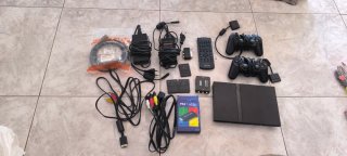 PlayStation 2 con mandos y accesorios