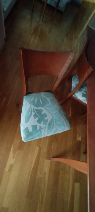 Mesa color cerezo.
