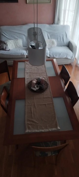 Mesa color cerezo.