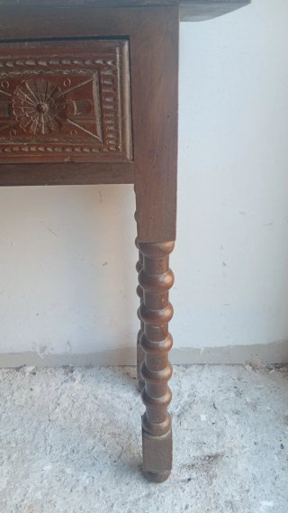 Mesa auxiliar antigua de madera