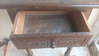 Mesa auxiliar antigua de madera