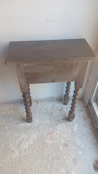 Mesa auxiliar antigua de madera