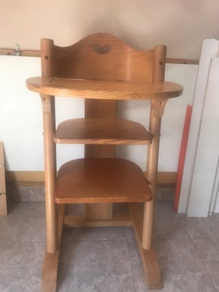 Trona de madera