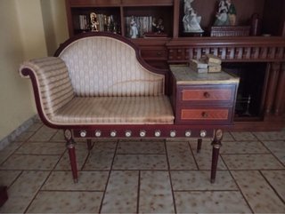 Banco antiguo tapizado con cajones