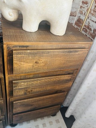 Cómoda alta de madera Banak