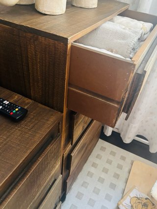 Cómoda alta de madera Banak