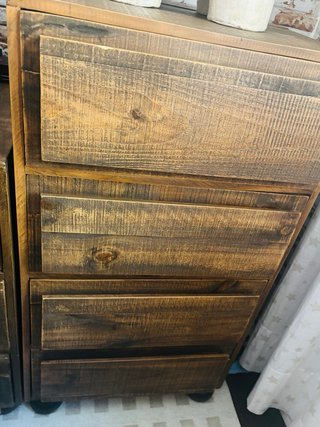 Cómoda alta de madera Banak