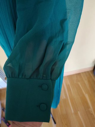 Mono verde Zara con cinturón y falda plisada
