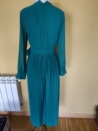 Mono verde Zara con cinturón y falda plisada