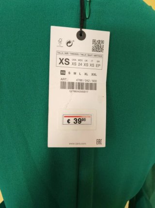 Mono verde Zara con cinturón y falda plisada