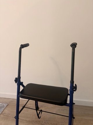 Andador con asiento y ruedas