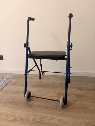 Andador con asiento y ruedas