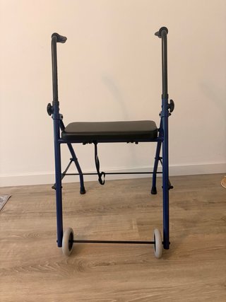 Andador con asiento y ruedas