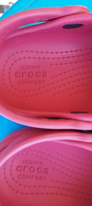 Zuecos Crocs rojos, talla 11