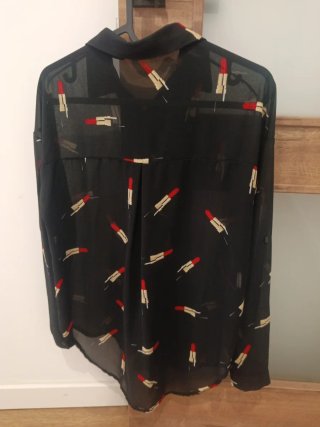 Camisa negra con estampado de labiales
