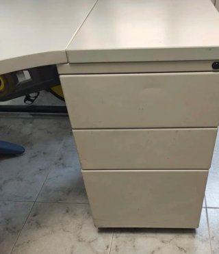 Mesa de escritorio gris