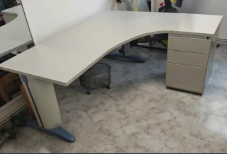 Mesa de escritorio gris