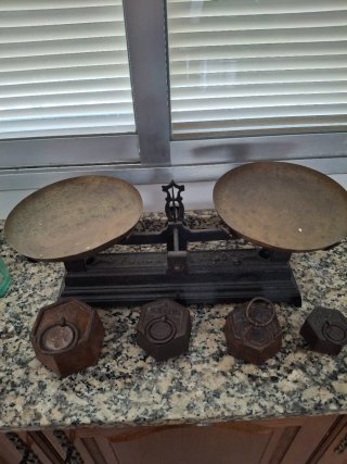 Conjunto antigüedades: molinillo, cepillo, llaves