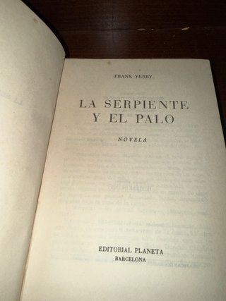 Tres libros, novela antigua