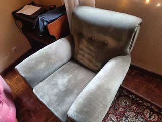 Sillón tapizado gris verdoso