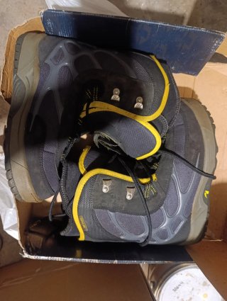Botas de nieve negras y amarillas Snow